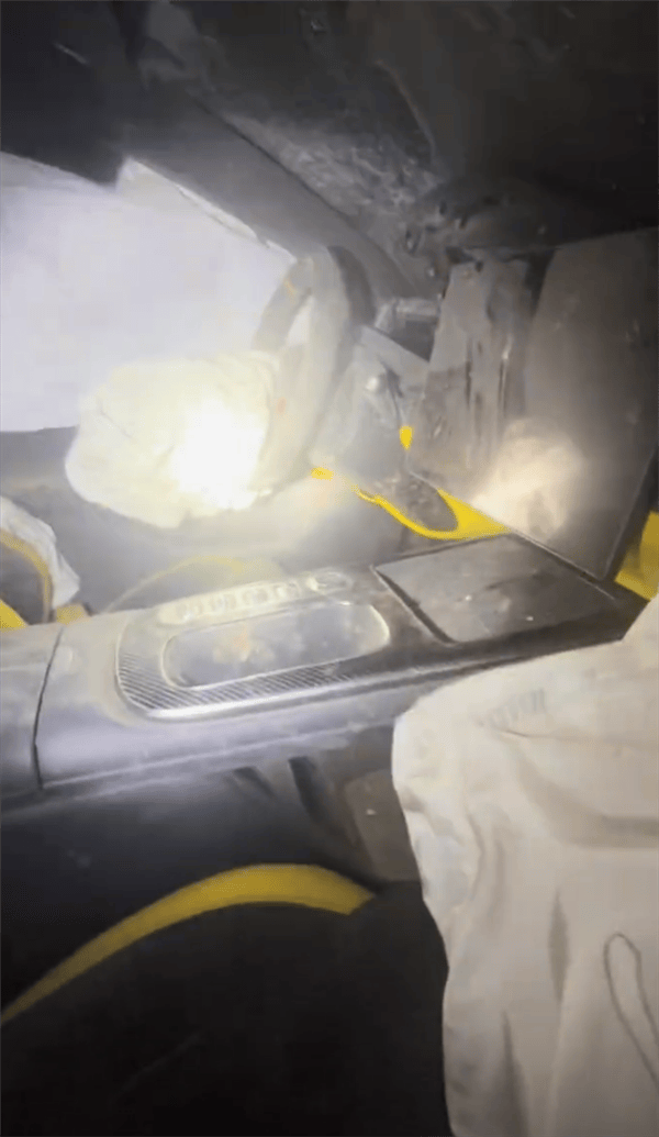 新疆一小米SU7 Ultra飛坡10多米翻滾多圈！車主發(fā)文：門能開<strong></p>
<p>宏鑫機(jī)械設(shè)備有限公司
</strong>，沒起火:宏鑫機(jī)械設(shè)備有限公司
