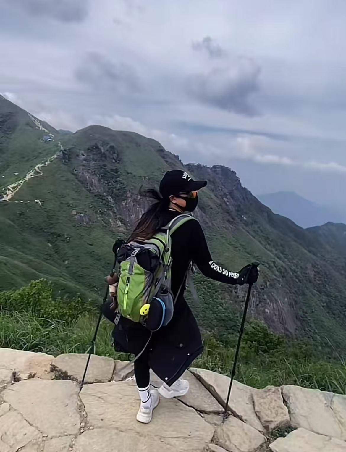 浙江女子穿7厘米高跟鞋“像巖羊一樣”爬山引熱議<strong></p>
<p>宏鑫機(jī)械設(shè)備有限公司
</strong>，博主回應(yīng)：常爬此山，光腳下山:宏鑫機(jī)械設(shè)備有限公司
