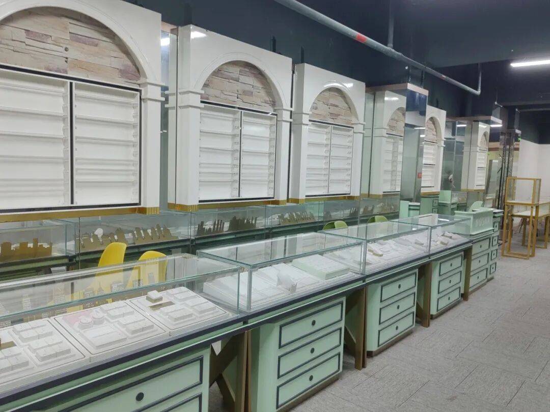 廣州番禺一小鎮(zhèn)<strong></p>
<p>宏鑫機(jī)械設(shè)備有限公司
</strong>，店面陸續(xù)關(guān)門(mén)！記者“臥底”120天發(fā)現(xiàn)……:宏鑫機(jī)械設(shè)備有限公司
