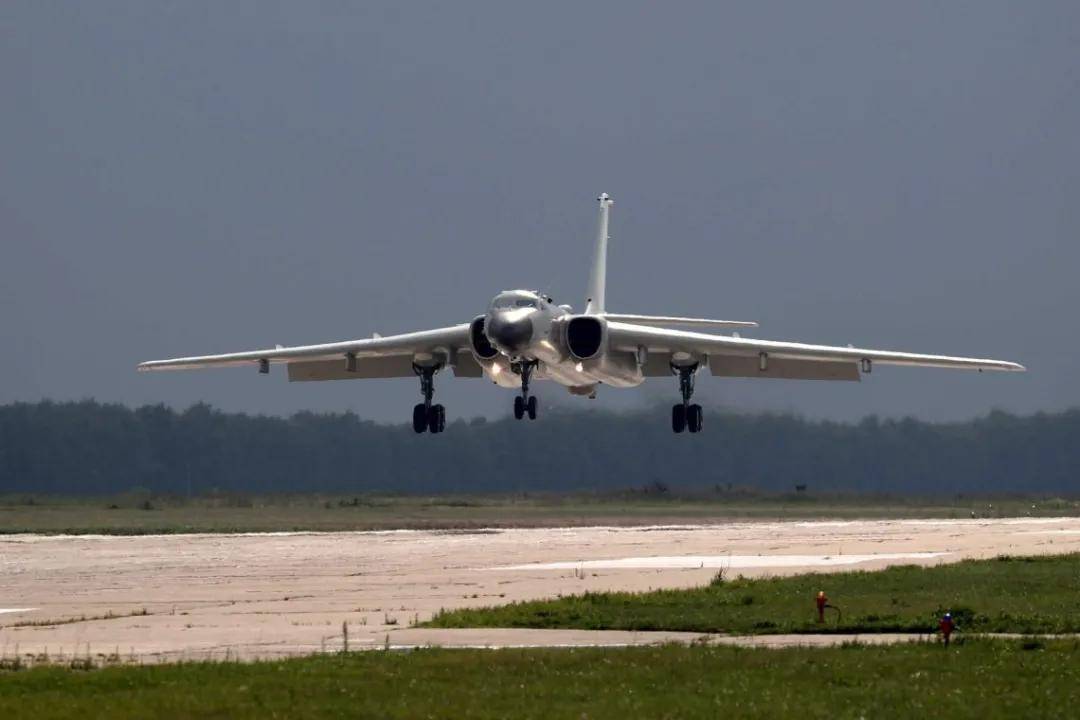 軍迷熱議<strong></p>
<p>宏鑫機(jī)械設(shè)備有限公司
</strong>！《艦載武器》曝光四發(fā)轟-6改進(jìn)方案：航程14000公里？:宏鑫機(jī)械設(shè)備有限公司
